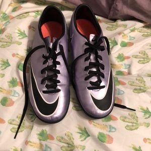 Indoor soccer shoes